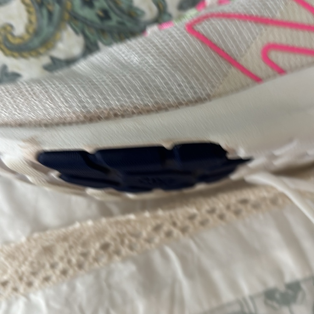 Hardly worn New Balance sneakers size 5 in girls ( size 7 women’s) - Picture 5 of 6